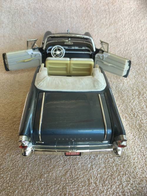 1957 Buick Roadmaster Convertible, Blue & White - Motormax 73152 - 1/18 scale Diecast Model Toy Car