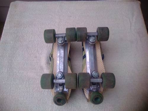 ROLLER SKATES OLD SCHOOL