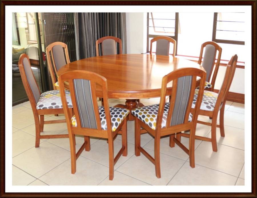 Beautiful Cherry Wood Dining Room Table with 8 chairs in Excellent Conditions, as per Photo.