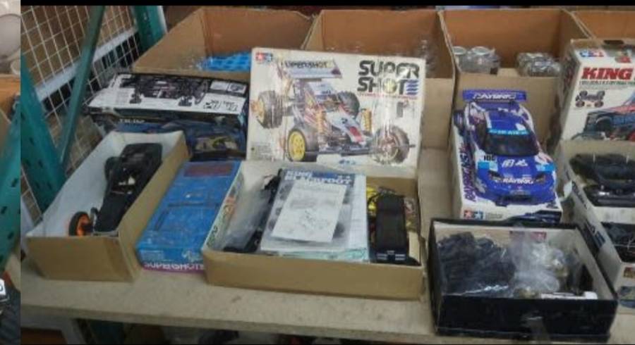 BULK LOT OF RC CARS*GAS CARS ELEC CARS*TRAXIX*TAMIYA ETC*MANY SPARES AND REMOTES ETC*UNTESTED