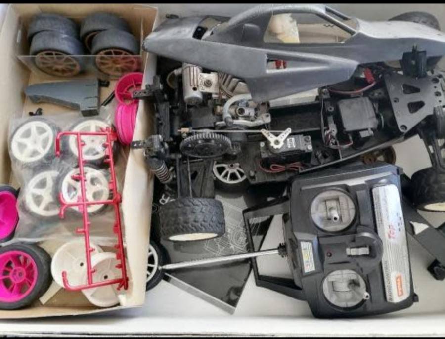 BULK LOT OF RC CARS*GAS CARS ELEC CARS*TRAXIX*TAMIYA ETC*MANY SPARES AND REMOTES ETC*UNTESTED