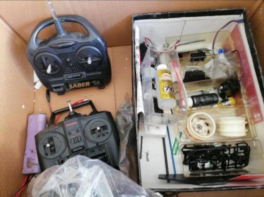 BULK LOT OF RC CARS*GAS CARS ELEC CARS*TRAXIX*TAMIYA ETC*MANY SPARES AND REMOTES ETC*UNTESTED