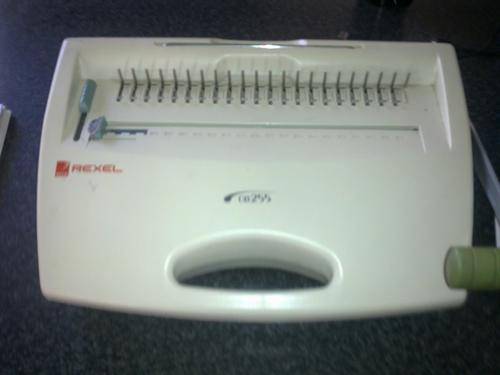Rexel CB255 Ring binder and box of combs