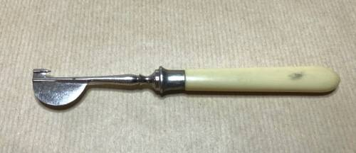 BONE/PLASTIC HANDLED SEWING TOOL? 148mm long No Marks.