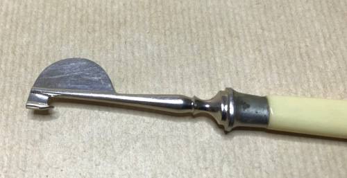BONE/PLASTIC HANDLED SEWING TOOL? 148mm long No Marks.