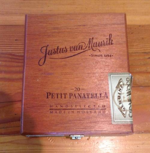 CIGAR BOX=WOODEN=CEDAR WOOD=JUSTUS van MAURIK=PETIT PANATELLA=HOLLAND=EMPTY=USED=OPENED.