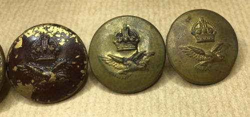 ROYAL AIRFORCE KING`s CROWN 5 x Military Brass Uniform Buttons 25mm diameter ENGLAND GREAT BRITAIN.