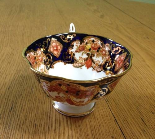 ROYAL ALBERT=HEIRLOOM=1 x TEA CUP ONLY=1979 - 2001=CUP SHAPE=DORIS=ENGLAND.
