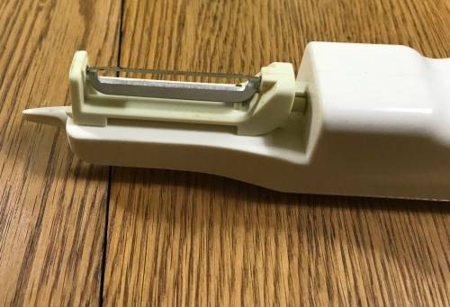 PEELER ELECTRIC EMSON BATTERY OPERATED Uses 4 AA 15v Alkaline batteries LIKE NEW in its BOX!!!