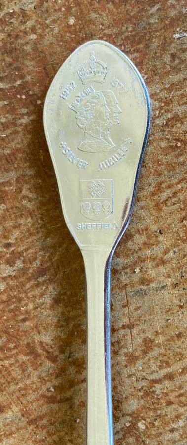 SILVER PLATED COMMEMORATIVE JAM SPOON SUGAR SHOVEL SILVER JUBILEE 1952-77 HARRIS MILLER SHEFFIELD.