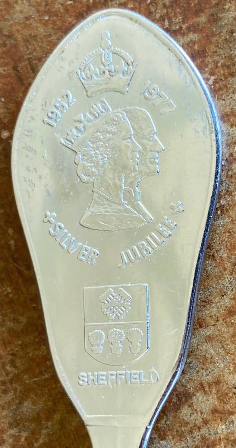 SILVER PLATED COMMEMORATIVE JAM SPOON SUGAR SHOVEL SILVER JUBILEE 1952-77 HARRIS MILLER SHEFFIELD.