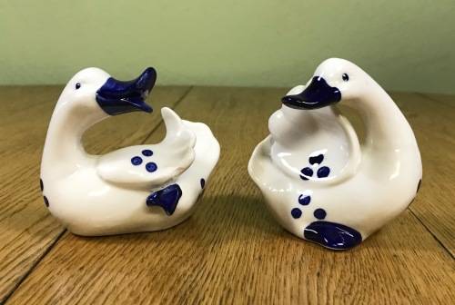 DUCKS GEESE X 2 PORCELAIN BLUE AND WHITE NO NAME BRAND VERY CUTE!!! Read descrption.