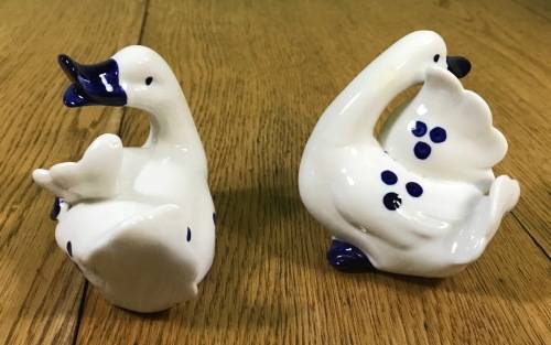 DUCKS GEESE X 2 PORCELAIN BLUE AND WHITE NO NAME BRAND VERY CUTE!!! Read descrption.