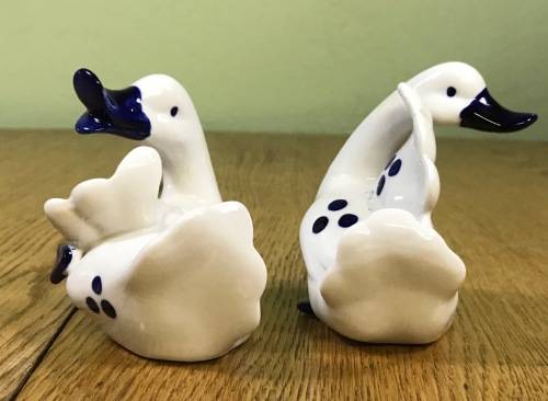DUCKS GEESE X 2 PORCELAIN BLUE AND WHITE NO NAME BRAND VERY CUTE!!! Read descrption.