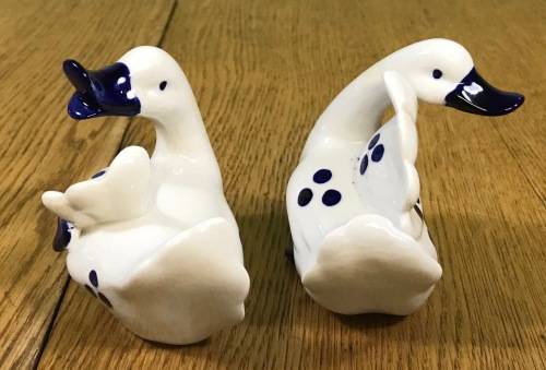 DUCKS GEESE X 2 PORCELAIN BLUE AND WHITE NO NAME BRAND VERY CUTE!!! Read descrption.