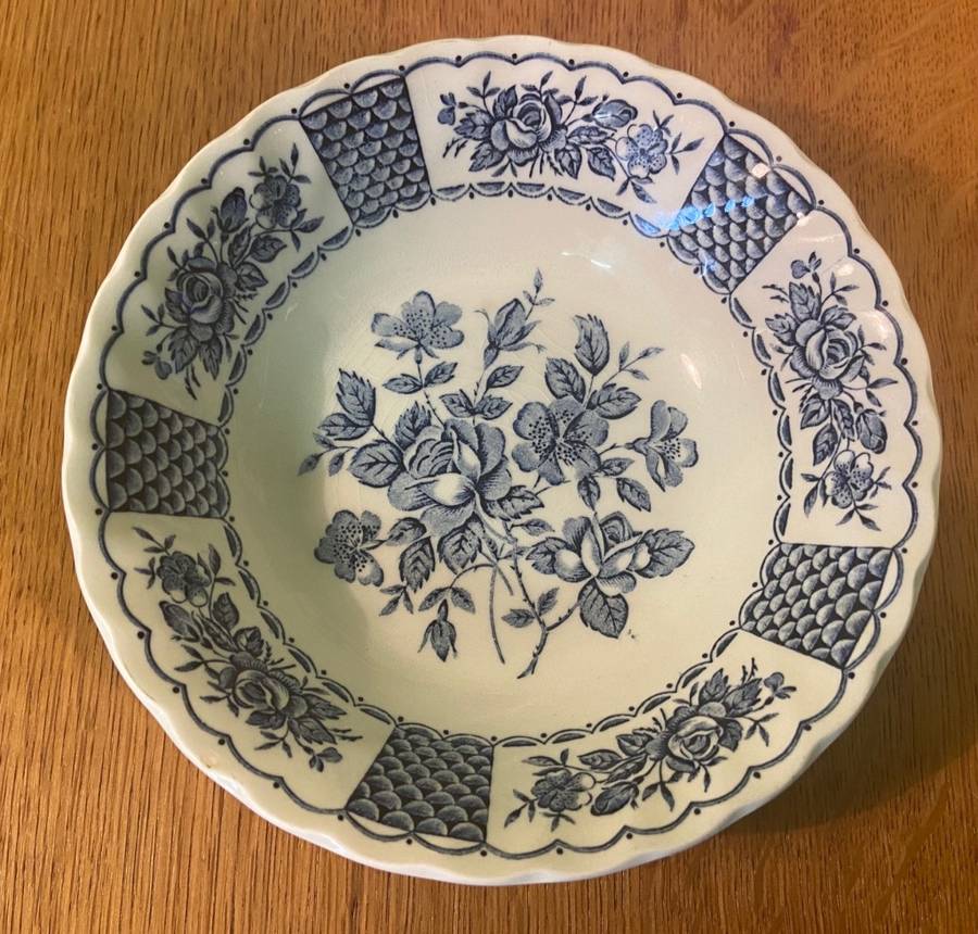 MYOTT - FINE IRONSTONE - ENGLAND - 1982 - BOWL  BLUE and WHITE - FLOWERS - STUNNING!!!!!