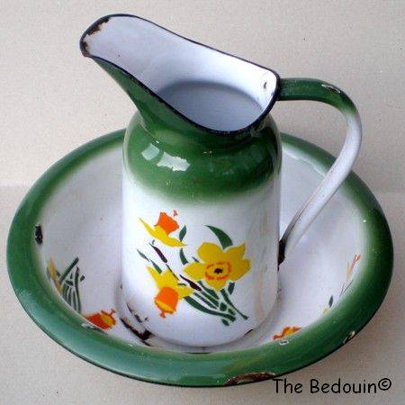 ENAMELWARE PITCHER AND BASIN. Vintage (1920s). Eastern European manufacture.