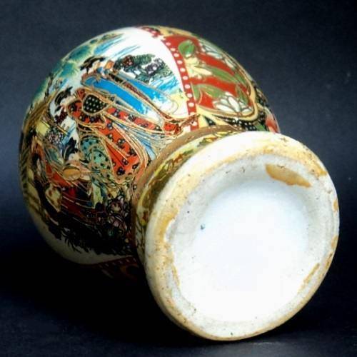 SATSUMA (Japanese) SMALL LIDDED JAR. 16 cm tall.