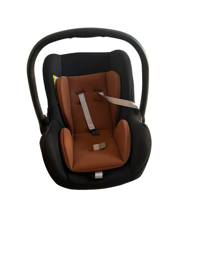 GOOD QUALITY BABY CAR SEAT NEW DISPLAY UNIT ORANGE AND BLACK COLOUR
