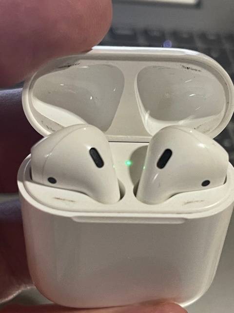 Apple Airpods 2 PLUS FREE EXTRAS
