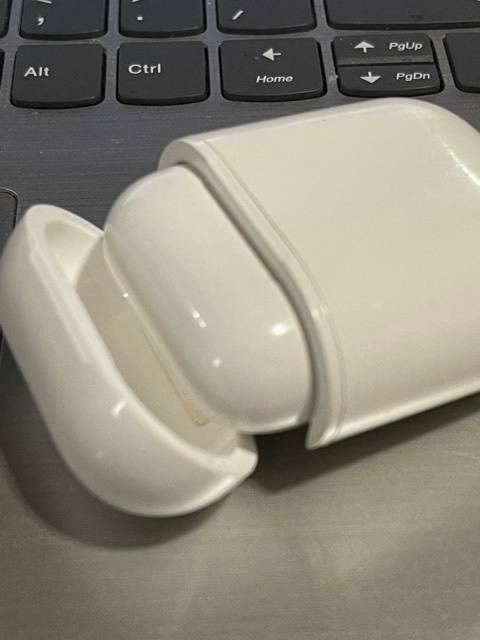 Apple Airpods 2 PLUS FREE EXTRAS