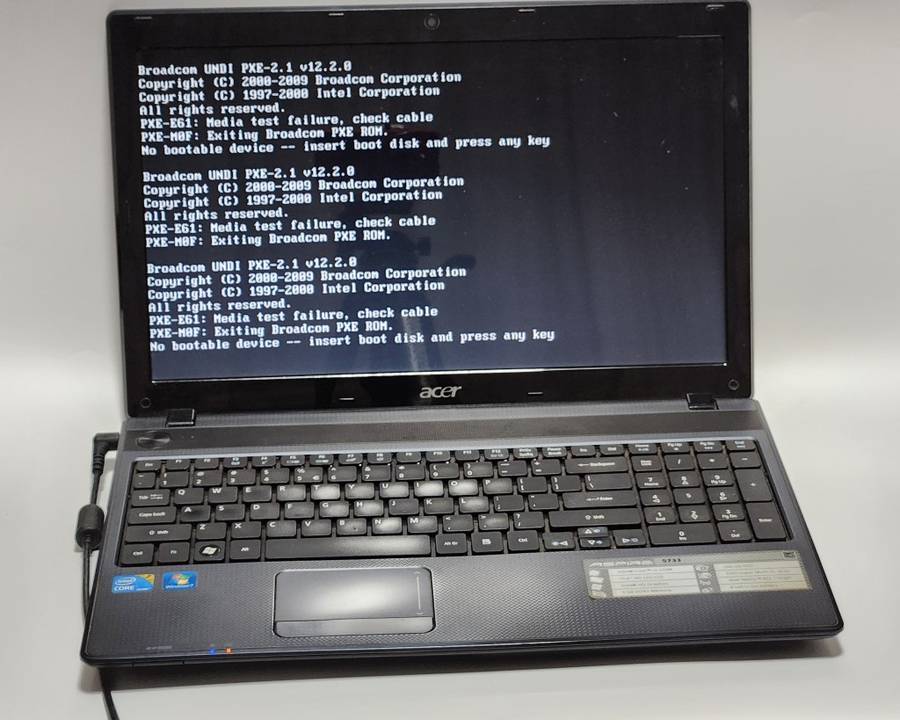 ACER ASPIRE CORE I3  LAPTOP - MODEL - 5733  SERIES up for Grabs - ******LOW LOW SHIPPING *****