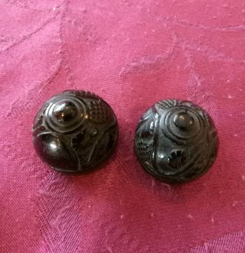 ANTIQUE VICTORIAN CARVED COQUILLA NUT THIMBLE HOLDER