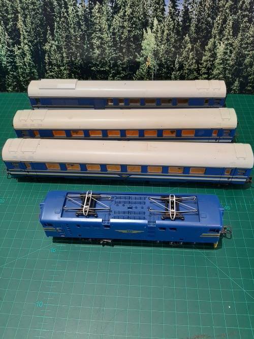 LIMA Blue Train Set (5E Locomotive with 3 coaches) BOXED