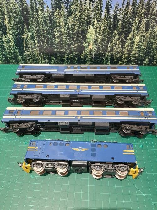 LIMA Blue Train Set (5E Locomotive with 3 coaches) BOXED