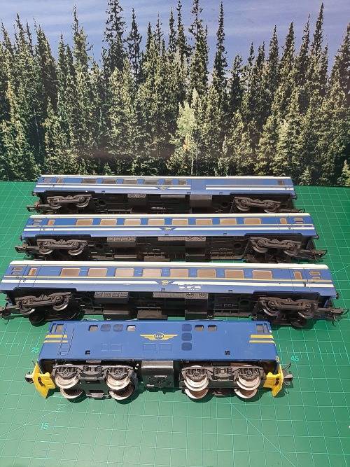 LIMA Blue Train Set (5E Locomotive with 3 coaches) BOXED