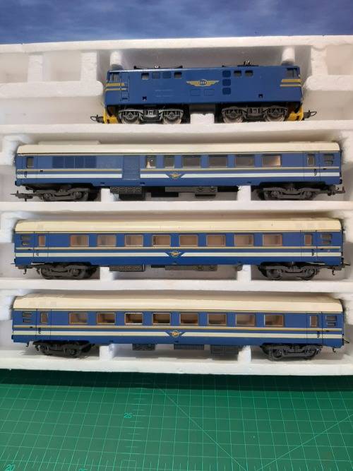 LIMA Blue Train Set (5E Locomotive with 3 coaches) BOXED