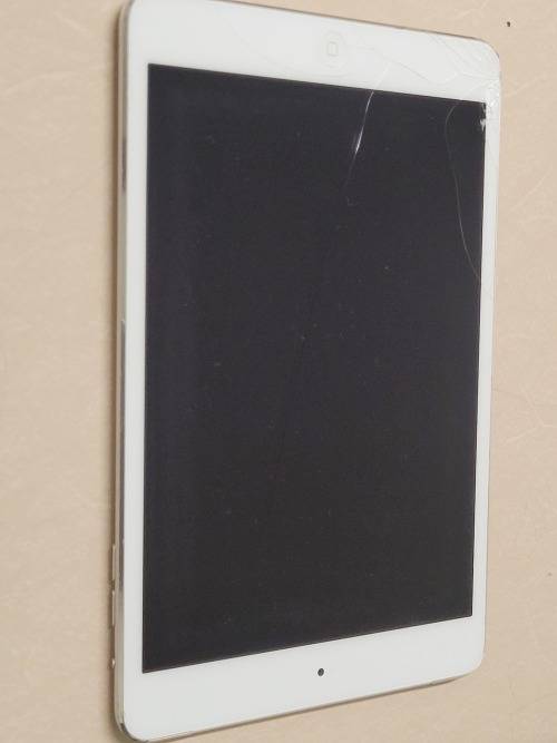 Ipad Mini 2 - 16Gb WiFi & 3G cracked glass