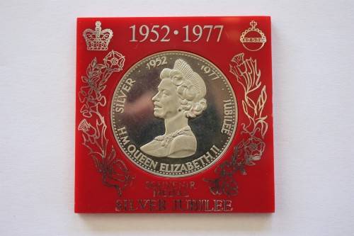 QUEEN ELIZABETH II SILVER JUBILEE 1952-1977 SOUVENIR MEDAL
