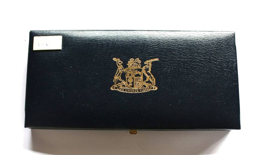 1990 REPUBLIC OF SOUTH AFRICA SHORT PROOF SET - 8 COINS - COMES IN S.A.M. MINT BLUE CASE