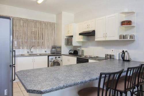 SEAVIEW FLAT SHARING IN BALLITO PEAK SEASON FOR NOV 2018 TILL 20TH DEC 2018 AVAILABLE