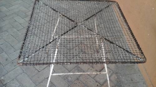 THIS GARDEN TABLE IS BACK TO THE SEVENTIES WHEN OUTDOOR FURNITURE WHERE MADE OF WIRE