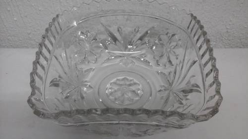 EXQUISITE VINTAGE CUT GLASS SERVING BOWL. SIMPLY GORGEOUS AND USEFULL PIECE!