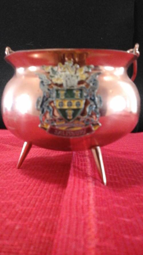A FANTASTIC COPPER CAULDRON SHAPED ASHTRAY. SOUVENIER OF SALISBURY. HISTORICAL PIECE!