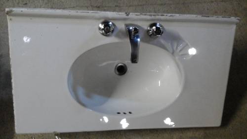 FANTASTIC PRESUMABLY PORCELAIN BATHROOM BASIN WITH BRASS TAPS.