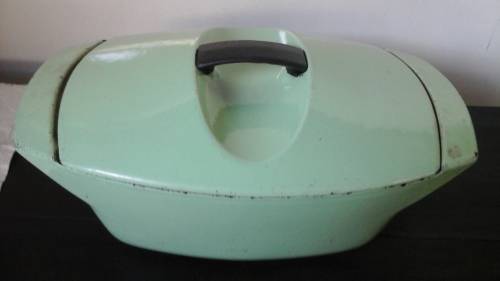 SIMPLY TERRIFIC VINTAGE ENAMELED ROASTING/ CASSEROLE POT. AWESOME AND HANDY PIECE!
