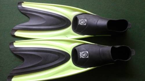 TERRIFIC 'RED' SWIMMING FINS/ FLIPPERS - FLOURESCENT GREEN. EU 36-38, UK 3-5, US 4-6. AWESOME!