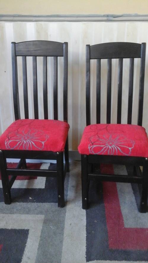 TWO MAGNIFICENT VINTAGE WOODEN DINING ROOM CHAIRS. SIMPLY STUNNING!