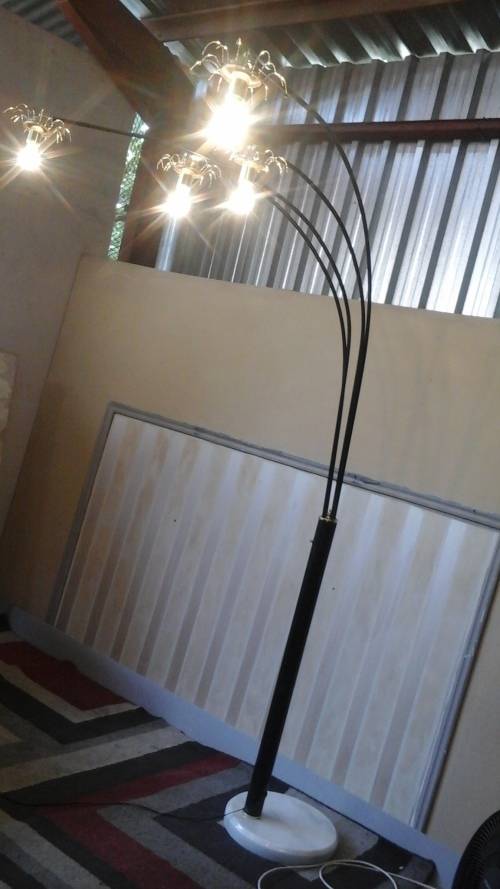 EXQUISITE VINTAGE METAL STANDARD LAMP.  BEAUTIFUL AND PRACTICAL PIECE!