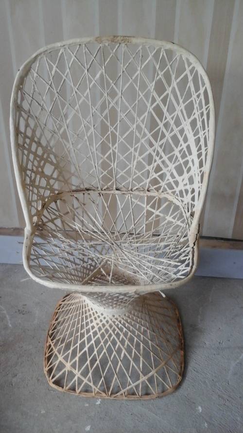 SIMPLY MAGNIFICENT SHABBY SHICK GARDEN DECOR. A DAMAGED CANE TYPE PATIO CHAIR. STUNNING!