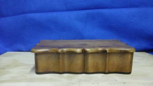 SIMPLY MAGNIFICENT VINTAGE WOODEN TRINKET BOX. ABSOLUTELY LOVELY PIECE!