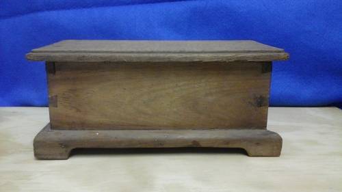 SIMPLY MAGNIFICENT VINTAGE WOODEN TRINKET BOX. ABSOLUTELY LOVELY PIECE!