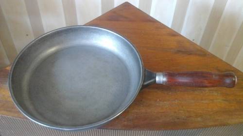 THE BAUER RANGE OF COOKWARE IS STILL THE BEST. A LARGE BAUER PAN PERFECT TO COOK IN