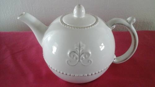 WOW A MAGNIFICENT WHITE WITH A GREY TINGE TEA POT. MIGHT NOT HAVE MARKINGS. HIGHLY COLLECTIBLE