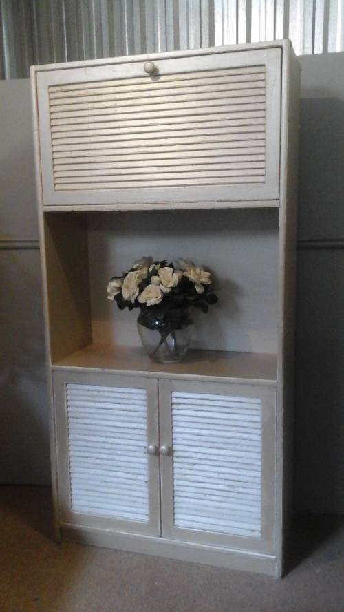 SIMPLY STUNNING WOODEN DISPLAY UNIT. SIMPLY GORGEOUS & FUNCTIONAL!