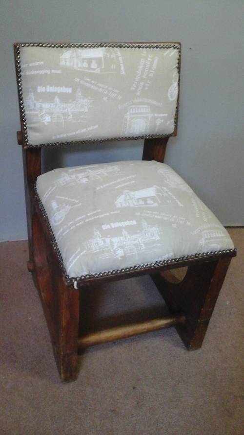 MAGNIFICENT VINTAGE DINING ROOM CHAIR. STUNNING AND STURDY!